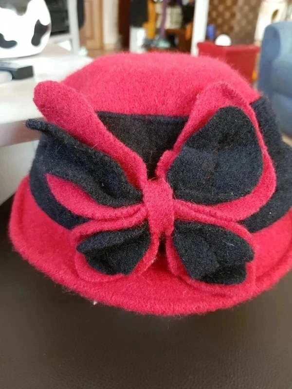 Chapeau rouge et noir en laine